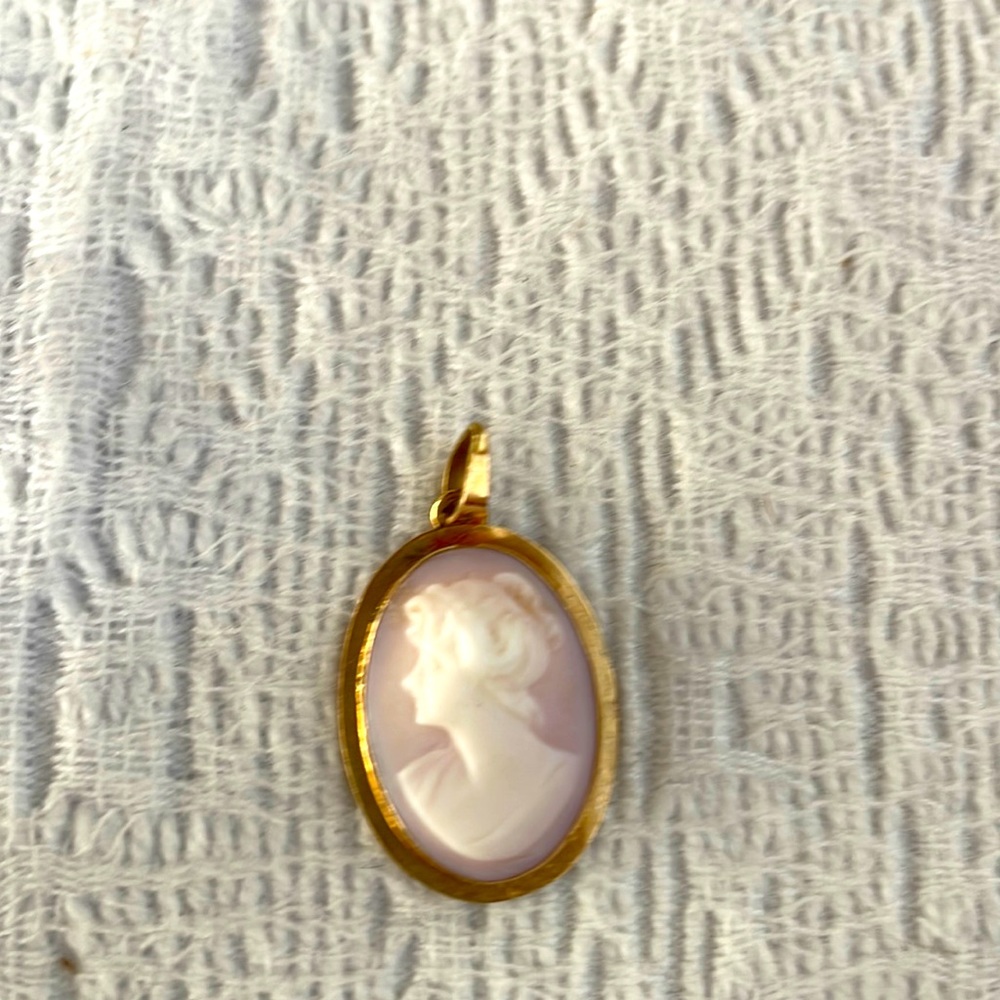 Vintage Cameo gold pendant